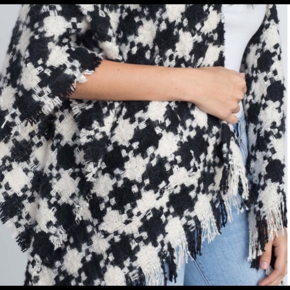 Chic Boutique Houndstooth shawl - Picture 4 of 4
